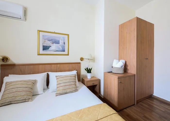 Saronis Hotel