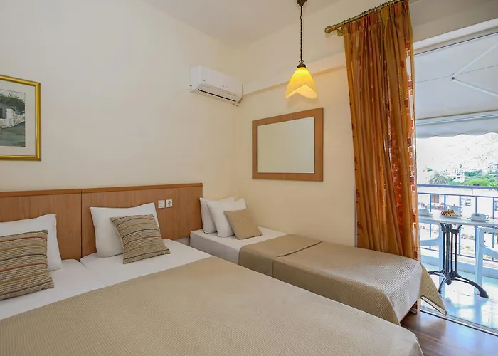 Saronis Hotel