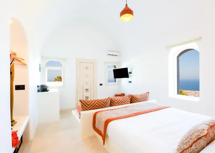 Luna Santorini Suites