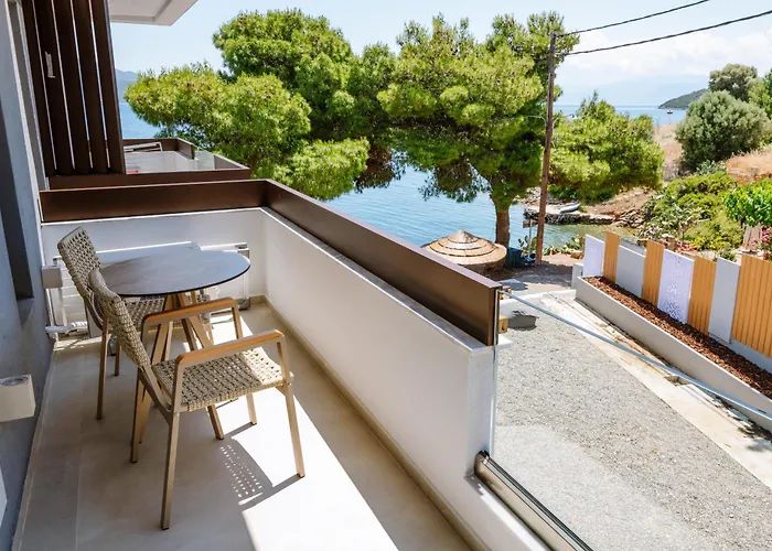 Trizonia Bay Hotel