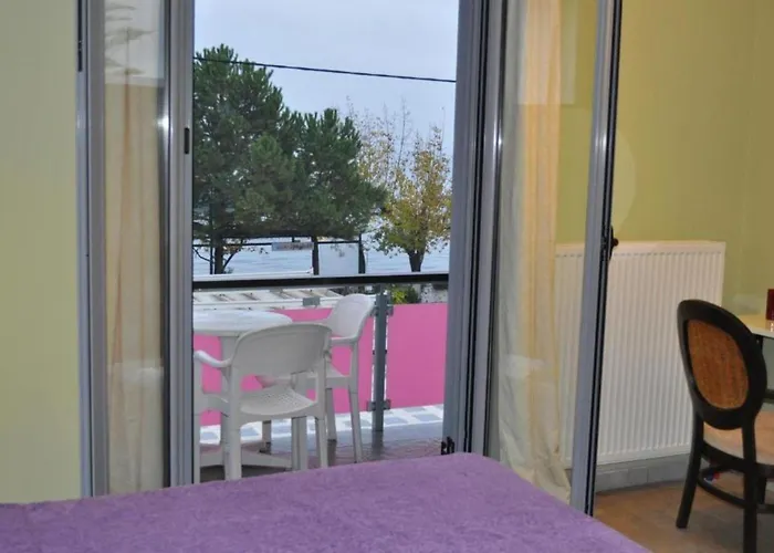Okeania Seafront Rooms In