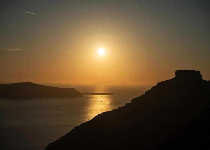 Sun Rocks Boutique Hotel - Caldera View Suites & Sunset Dining Experience