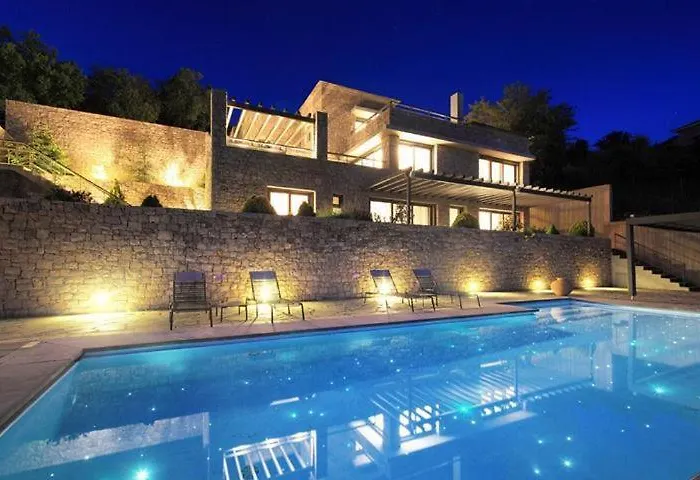 Elafivolia Arachova Suites